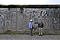 ベルリンの壁を背景に記念写真