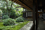 庭園と石畳の廊下