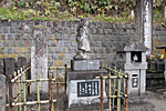 鶴ヶ城を望む白虎隊士の像
