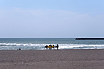 5月の茅ヶ崎海岸/サーフボードを抱えた若者たち