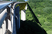八ヶ岳高原大橋の橋脚を見下ろす